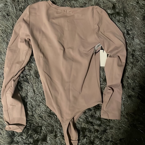 Babaton Contour V-neck Henley Longsleeve Bodysuit Warm Taupe Size small - Picture 8 of 8